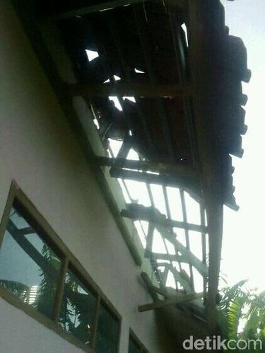 Atap salah satu SD bolong karena berjatuhan saat gempa terjadi