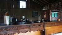 Ini adalah coffee bar yang terdapat di Kampung Jawa. Di sini sang barista akan meracik kopi pesanan Anda Foto: Lusiana Mustinda/dok. detikFood