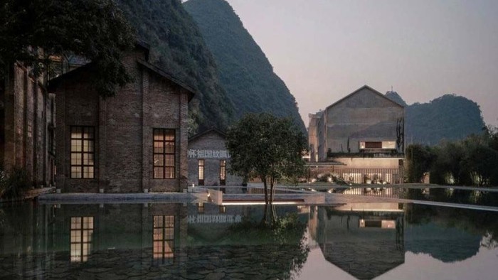 Sebuah pabrik gula yang telah lama ditinggalkan disulap menjadi hotel mewah. Hotel bekas pabrik gula ini berada di wilayah pegunungan Guangxi, China.