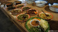Ada banyak menu makanan yang disajikan secara prasmanan. Mulai dari mangut lele, tumis pare hingga ragam sambal enak. Pilih sendiri lauk dan pauk kesukaan Anda.  Foto: Lusiana Mustinda/dok. detikFood