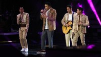 Duet maut RAN dan Tulus di atas panggung. Foto: Hanif Hawari