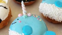 Anda tahu kan kartun Narwhal Unicorn Whale? Ya! ikan paus unicorn. Warna biru dan tanduk warna warninya ini bikin donat ini terlihat menggemaskan! Foto: Istimewa