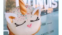 Donat unicorn milik California Donut ini amat menggemaskan! Donat ini dilumuri coklat putih dan fondant yang dibentuk tanduk serta telinga unicorn. Foto: Istimewa