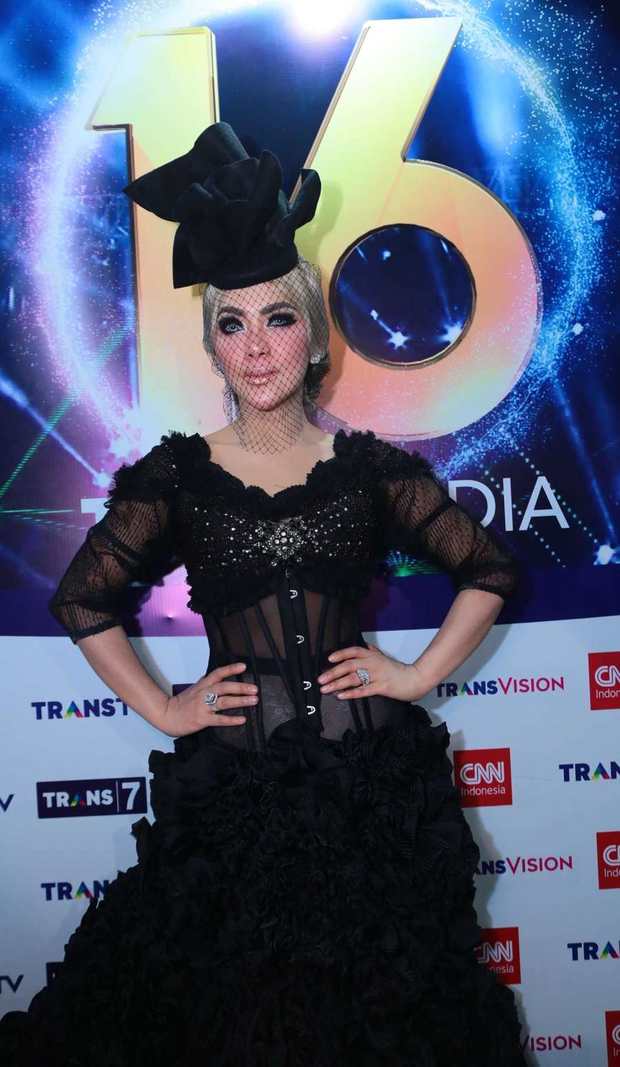 Syahrini Manja di Atas Ranjang