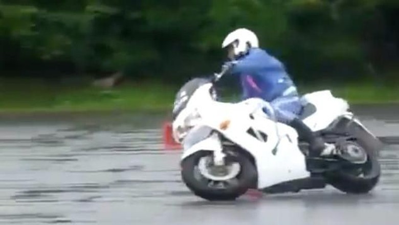 Intip, Skill Polisi Jepang Naik Moge Yuk Foto: Pool (Youtube) Intip, Skill Polisi Jepang Naik Moge Yuk Foto: Pool (Youtube)
