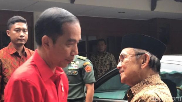 Momen akrab Presiden Jokowi dan BJ Habibie usai Rakornas 3 Pilar PDIP