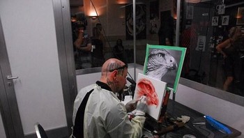 Dia adalah Rev Mayers, seorang seniman asal Australia yang esktrim menggunakan darah miliknya untuk dijadikan bahan lukisan. (Foto: Rev Mayers)