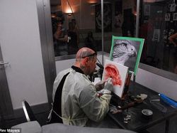 Gila Tapi Keren, Seniman Gunakan Darahnya Untuk Melukis