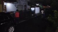Saat gempa terjadi Jumat (15/12/2017) pukul 23.48 WIB, warga yang panik berhamburan keluar dari rumah. Getaran terasa selama hampir satu menit.