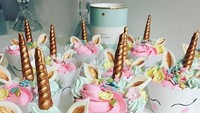 Tempat cupcakesnya sudah berbentuk mata unicorn. Topping krim berwarna kuning, pink, dan hijau muda ditambah permen tanduk unicorn mirip seperti unicorn sungguhan! Foto: Istimewa