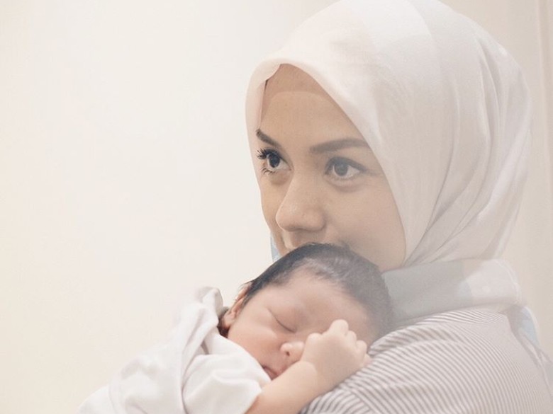 Sibuk Urus 4 Anak, Enno Lerian Ogah Balik ke Panggung Hiburan Sibuk Urus 4 Anak, Enno Lerian Ogah Balik ke Panggung Hiburan