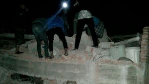Foto: Gempa 6,9 SR di Tasikmalaya Rusak Rumah hingga Sekolah