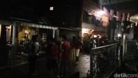 Gempa terasa mengguncang Kota Bandung menjelang pergantian hari menuju Sabtu (16/12/2017). Mayoritas warga yang rehat langsung berlarian keluar dari rumah.  (Foto: Baban Ganda Purnama/detikcom)