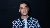 Tidak ketinggalan kaca mata yang menjadi ciri khasnya. Foto: Ismail