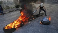 Militer Israel mengklaim sebanyak 2.500 warga Palestina berunjuk rasa di Tepi Barat, dengan membakar ban dan melemparkan batu juga molotov ke arah tentara dan polisi Israel. Foto: AFP PHOTO/ABBAS MOMANI