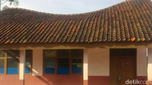 Atap salah satu bangunan SD terlihat melengkung