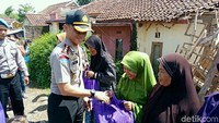 Kapolres Garut AKBP Budi Satria Wiguna, yang memantau langsung kerusakan rumah warga tersebut, menjelaskan kerusakan terparah terjadi di Kampung Pasanggrahan, Desa Pasanggrahan, Kecamatan Cilawu. Foto: Hakim Ghani/detikcom