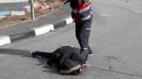 Secara terpisah, seorang paramedis Palestina yang merawat warga Palestina itu menyebut sabuk peledak yang dipakai pria itu ternyata palsu. Goran Tomasevic/Reuters.