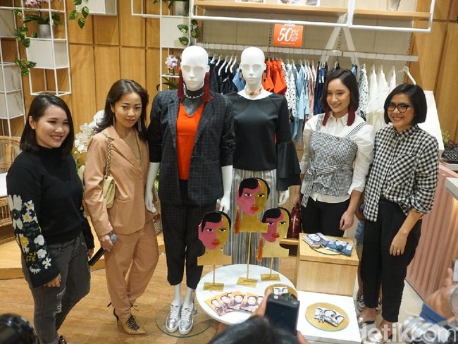 Bintang ‘Ayat-ayat Cinta 2’ yang juga pendiri lini aksesori CouCou by Jowe ini menunjukkan batang hidungnya di peluncuran koleksi aksesori buah kolaborasi Cottonink dan lininya di butik Cottonink, Kota Kasablanka, Jumat (15/12/2017). (Foto: Daniel Ngantung/Wolipop)