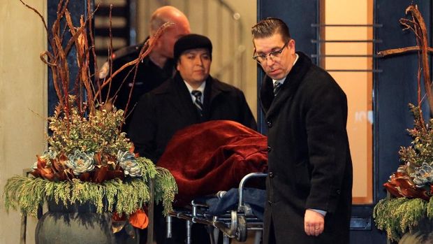 Sesosok jenazah dibawa keluar dari rumah Barry Sherman