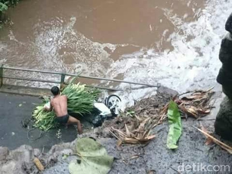 Jembatan Penghubung Antar Desa di Malang Ambruk, Biker Selamat Jembatan Penghubung Antar Desa di Malang Ambruk, Biker Selamat
