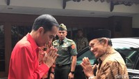 Terlihat pada suatu acara, Presiden RI ke-3 BJ Habibie diantarkan oleh Presiden Jokowi dalam satu mobil kenegaraan. Foto: dok. Istimewa