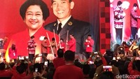 Presiden Jokowi, Wapres JK, Ketum PDIP Megawati Soekarnoputri, dan Presiden ke-3 RI BJ Habibie membuka Rakornas PDIP dengan menumbuk padi. Foto: Nur Indah/detikcom