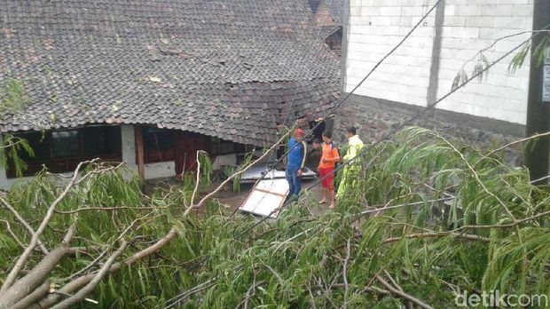 Puluhan Rumah Rusak Diterjang Puting Beliung/
