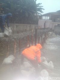 Tanggul Kali Pulo di wilayah Jatipadang jebol Lagi