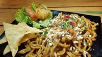Tampilannya agak sedikit berbeda, namun rasa pedasnya justru sama. Siapa sangka, mie berwarna cokelat ini berisi puluhan cabai. Wow! Foto: Istimewa