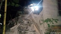 Beberapa rumah di Kabupaten Ciamis rusak akibat gempa. Terdapat korban jiwa dan luka, kata Kepala Pusat Data dan Informasi BNPB, Sutopo Purwo Nugroho, melalui akun Twitternya, @Sutopo_BNPB, Sabtu (16/12/2017)