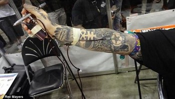 Ia melukis dengan menggunakan teknik airbursh lewat alat penbrush yang ditancapkan ke bagian tangannya dan kemudian darahnya akan mengalir melalui selang.  Dengan alatnya tersebut ia menyemprotkan darah di atas kanvas. (Foto: Rev Mayers)