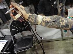 Gila Tapi Keren, Seniman Gunakan Darahnya Untuk Melukis