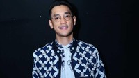 Afgan melengkapi penampilannya dengan pakaian bernuansa monokrom. Foto: Ismail