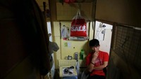 Mereka yang tidak bisa memiliki rumah akhirnya harus rela tinggal di hunian sewa seperti apartemen yang sangat sempit agar bisa hidup. (Reuters)