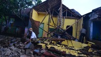 Korban gempa 6,9 SR yang berpusat di Tasikmalaya, Jawa Barat, terus bertambah. Sejauh ini korban meninggal ada 3 orang. Adeng Bustomi/Antara Foto.