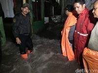 Tanggul Jebol, Aliran Kali Pulo Deras Banjiri Permukiman Warga