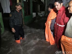 Tanggul Jebol, Aliran Kali Pulo Deras Banjiri Permukiman Warga