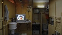 Satu ruangan kecil itu dimanfaatkan untuk berbagai fungsi. Mulai dari dapur yang dijadikan satu dengan toilet. (Reuters)