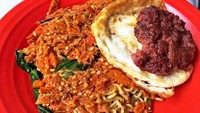Huah! Sengatan cabai dalam racikan mie ini bikin keringat bercucuran bahkan bisa sampai menangis. Salah satu mie super pedas yang bisa Anda cicip adalah Mie Abang Adek. Foto: Istimewa