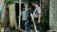 Kapolres Garut AKBP Budi Satria Wiguna menyisir sejumlah kawasan yang terdampak gempa di Kecamatan Cilawu, Garut, Sabtu (16/12) siang ini sekitar pukul 12.30 WIB. Ia didampingi sejumlah anggota saat melakukan penyisiran. Foto: Hakim Ghani/detikcom