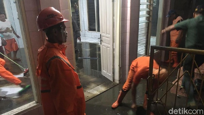 Pasukan Oranye Bersihkan Lumpur Bawaan Banjir di Musala Jati Padang