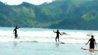 Foto: Bagi pemula, bisa mulai menikmati ayunan ombak di Pantai Lenggoksono. Di situ, ombak tidak begitu tinggi serta dasar laut berupa pasir. (dok. istimewa)