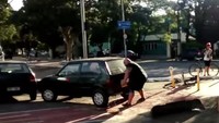 Video Marcos Mohai yang tengah mengangkat mobil dengan kedua tangannya agar lebih rapi saat di parkir membuat banyak orang terkesima. Meski video ini dipublikasikan tahun 2015, kekuatan Mohai masih jadi perbincangan. (Foto: Youtube)