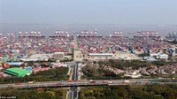 Selain itu, pelabuhan tersebut diperkirakan memiliki setidaknya 5.143 unit peralatan penanganan kargo. Hal itu membuat Pelabuhan Shanghai menjadi pelabuhan kontainer dengan pengiriman tersibuk di dunia.