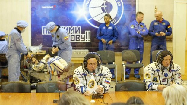 Members of the International Space Station expedition 54/55, Roscosmos cosmonaut Anton Shkaplerov (C), NASA astronaut Scott Tingle (R) and Norishige Kanai (L) of the Japan Aerospace Exploration Agency (JAXA) during test their space suits before the launch of the Soyuz MS-07 spacecraft at the Baikonur cosmodrome, in Kazakhstan, 17 December 2017.   REUTERS/Maxim Shipenkov/Pool