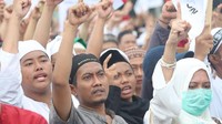  Para peserta aksi berdoa dalam aksi bela Palestina di kompleks Monumen Nasional (Monas) Minggu (17/12/2017). Mereka berdoa untuk kedaulatan Palestina.