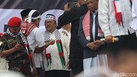 Aksi bela Palestina berlangsung di kawasan Monas, Jakarta Pusat, Minggu (17/12/2017). Aksi bela Palestina ini juga dihadiri beberapa tokoh Nasional seperti Ketua MPR Zulkifli Hasan, Gubernur DKI Anies Baswedan, Gubernur Jawa Barat Ahmad Heryawan, Wakil Ketua DPR Fahri Hamzah, dan Ketua ICMI Jimly Assidique.