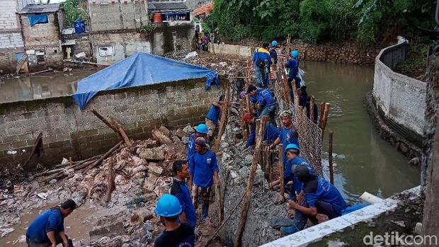 Petugas Sudin SDA Masih Berjibaku Perbaiki Tanggul Jebol Jatipadang