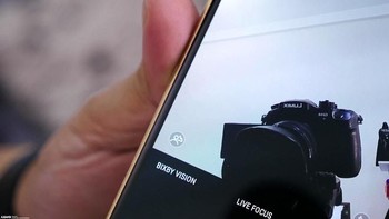 Bedanya Galaxy A8 dan A8+ tidak mengusung infinity display. Foto: internet